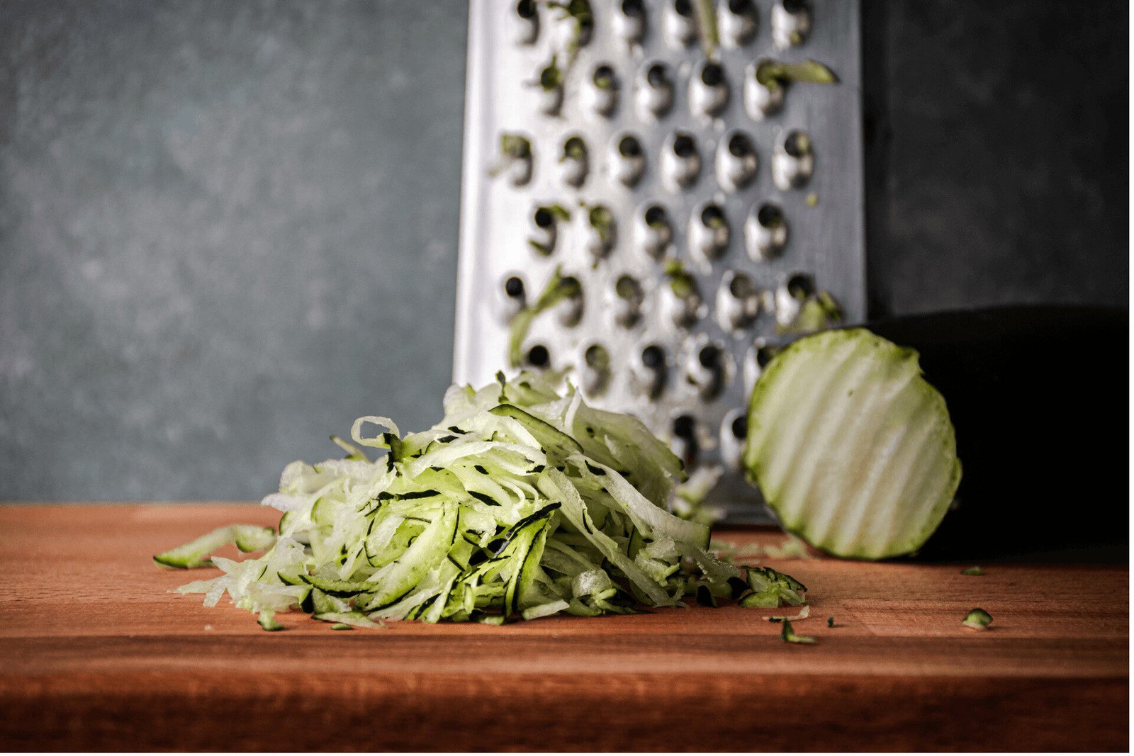 Zucchini geraspelt mit Holzbrett